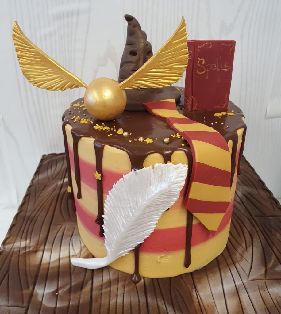 HP003 Harry potter theme drip cake – Ravens Bakery